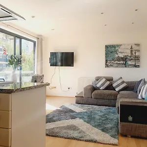 https://luxury-canary-wharf-apartment-with-free-parking.brighton-hotels-england.com