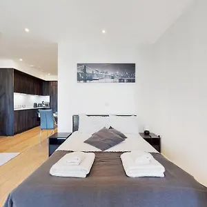 Apartment Superb In Greenwich With Balcony & Roof, London