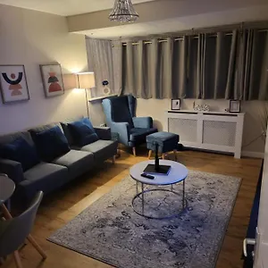 Apartment Lovely 2-bedroom With Free Wifi, London