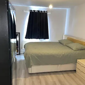 Apartment With Share Bathroom Near Train Line, London